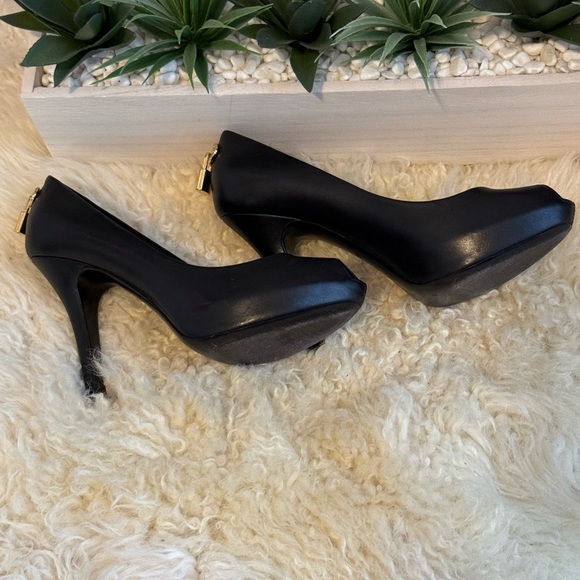 AUTHENTIC Luis Vuitton pumps - Picture 2 of 10